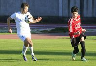 Adri�n Armesto, a la izquierda, fue el autor de uno de los goles del Lemos en Monterroso. 