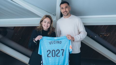 Mat&iacute;as Vecina, junto a la presidenta del Celta, Mari&aacute;n Mouri&ntilde;o, tras firmar su contrato.