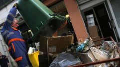 En ocasiones los Concellos tienen que intervenir para limpiar las viviendas de los pacientes con s�ndrome de Di�genes