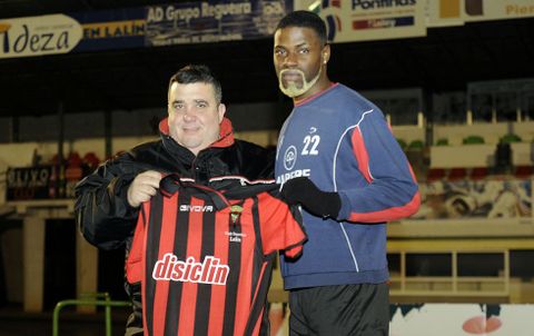 Jos� Antonio Gonz�lez present� anoche al nuevo fichaje del Lal�n, el delantero Leandro. 