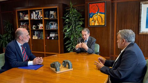 El alcalde de Vigo, Abel Caballero, se reuni con su homlogo de Baiona, Jess Vzquez Almuia, y acord facilitar agua desde Zamns ante el bajo nivel de la presa de Baa
