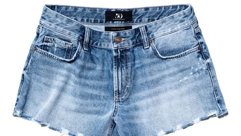 Cindy Crawford x Zara. Set de Body y Shorts. Inspirado en uno de sus looks más icónicos de los 90, este set incluye un body burdeos entallado con escote redondo y unos shorts denim de lavado medio. 