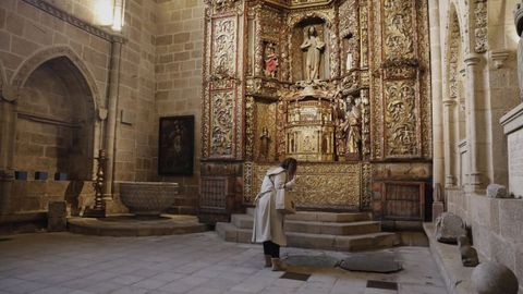 Catedral de Ourense. Capilla de San Juan, en cuyos arcos se recogieron las lmparas de la catedral cuando se sustituyeron por luces led. Tiene una gran pila bautismal y un pozo con agua que antiguamente se usaba para los bautizos.