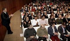 Antes de intervenir Tino Fern�ndez, Gandy cant� el �Himno del Centanario�.