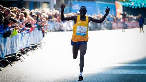 Marius Kipserem, ganador del marat�n de R�terdam en el 2016 y 2019, fue el �ltimo en caer.