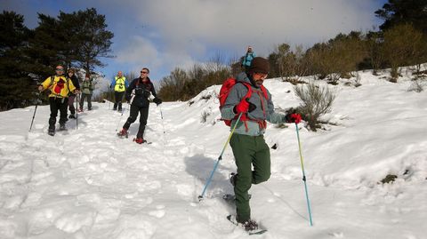 Un grupo de aficionados a la monta�a, este 28 de diciembre en la ruta entre el alto do Couto y el Pico das Aguias