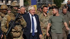 Boris Johnson y Zelenski, durante su paseo este mi�rcoles por la plaza  Maid�n, en Kiev.