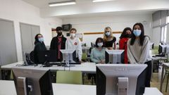 A la izquierda, Ana, Mart�n e In�s, del equipo MayoristaFMS, y a la derecha, Ana, Marta, Sabela e Iria, del equipo Peirosof