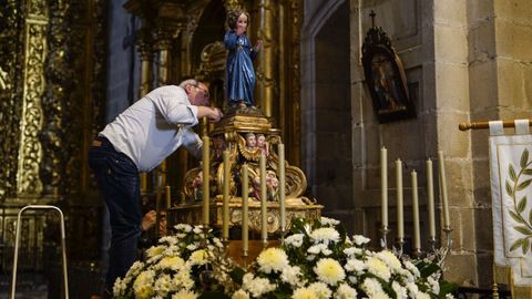 As� se preparan los pasos de Semana Santa en Celanova.