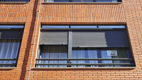 Una vivienda particular de Colloto con el cartel �autob�s al Huca ya�.