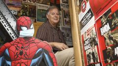 Xos� Barreiro posa en la librer�a que abri� en 1987. Detr�s de �l se muestran carteles de c�mics destacados. Delante, los del concierto con el que en el 2012 se homenaje� a la tienda por sus primeros 25 a�os y en el que toc� con su primer grupo de soul. �Gustar�ame rematar a vida coma un 'crooner'�, bromea