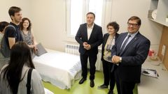El presidente de la Diputaci�n de A Coru�a, Valent�n Gonz�lez Formoso (izquierda); la entonces vicepresidenta, Goretti Sanmart�n, y el rector de la UDC, Julio Abalde, durante una visita a la residencia universitaria, todav�a sin inaugurar, en julio del 2018