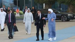 El secretario de Estado de EE.UU., Marco Rubio (segundo por la derecha), caminando ayer junto al ministro de Asuntos Exteriores de los Emiratos �rabes Unidos, el jeque Abdullah bin Zayed Al-Nahyan (derecha), antes de subirse a un avi�n de la Fuerza A�rea de EE.UU. en el aeropuerto ejecutivo de Al-Bateen, con destino a Kuwait, en Abu Dabi.