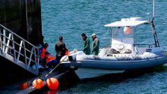 Efectivos del 061 intentaron reanimar el hombre en el muelle de Oza.