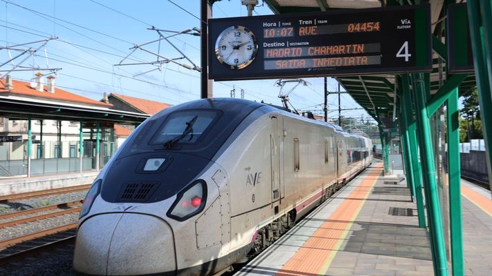 AVE a Madrid en la estaci�n de tren de Vilagarc�a.