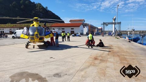 Rescate de una pareja aislada por la marea en la cala pixueta de Corbero