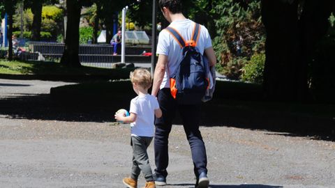 Gente paseando por los jardines de A Coru�a