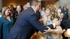 El secretario general de la FSA y candidato a la Presidencia del Principado, Adri�n Barb�n (i) y la cabeza de lista del PP en Asturias, Teresa Mallada (d), se saludan en la Junta Electoral Provincial, antes de recoger su acta de diputados de la Junta General del Principado.