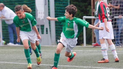 Luis, en su etapa como infantil, celebra un gol en la fase de ascenso a liga gallega