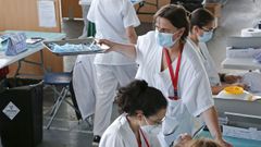 Profesionales sanitarias que participan en la vacunaci�n en el recinto ferial de Pontevedra 