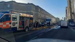 Dos horas despu�s del incidente, Protecci�n Civil todav�a se afanaba en la limpieza de la calzada en la avenida Rosal�a de Castro, con el consiguiente atasco de tr�fico