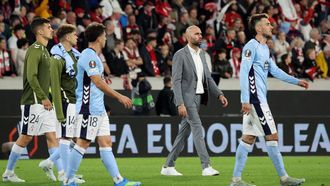 Futbolistas del Celta y su entrenador, Claudio Gir�ldez, decepcionados por la derrota ante el Friburgo.