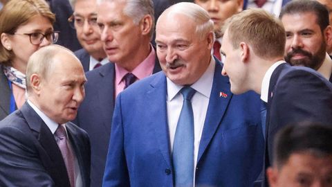 El presidente ruso, Vladimir Putin, saludando al presidente bielorruso, Alexander Lukashenko, y a su hijo Nikolai.