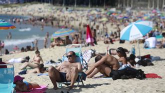 Imagen de veraneantes en la playa de Samil, la m�s famosa de Vigo