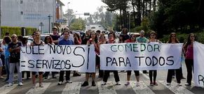 Los padres de alumnos de Oroso reclaman los mismos servicios en los dos colegios. 