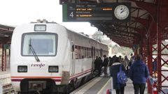 Colas en el tren el pasado mes de enero durante la huelga de autobuses