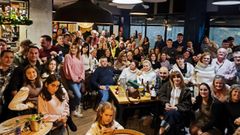 Foto de familia de los participantes en el amigo invisible del bar O Faro de San Cibrao
