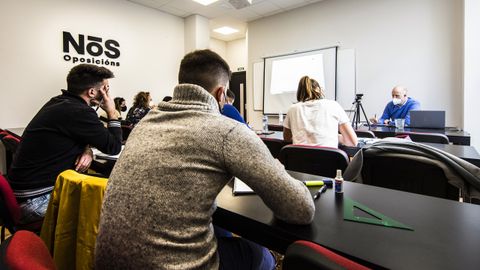 Una clase presencial, que se imparte tambin de forma telemtica, en la academia Ns Oposicins