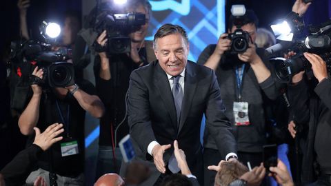 El lder de Coalition Avenir du Qubec, Francois Legault, saludando a sus seguidores tras ganar las elecciones