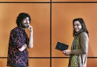 M�guez, en pose teatral ante Reboreda, que sost�n a Odisea, a obra que m�is veces leu. 