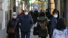 Gente paseando por Viveiro en la calle Pastor D�az, haciendo uso de la m�scara obligatoria