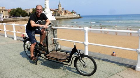 Carlos Rodr�guez, de �30 d�as en bici�, en una bicicleta de carga en el Muro de San Lorenzo.