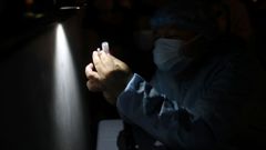 Una sanitaria prepara dosis de la vacuna de Pfizer en Lima (Per�)