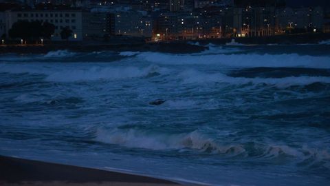 Oleaje con la pleamar de este viernes por la tarde