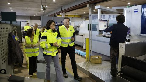 La conselleira de Vivenda, Mar�a Mart�nez Allegue, visit� este jueves las instalaciones de la empresa Alum�n, especializada en la innovaci�n de t�cnicas industrializadas en construcci�n. En la foto, con el presidente ejecutivo de la compa��a, Manuel �ngel Pose