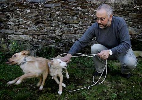 Miguel Moure con dos de los perros que cr�a en su casa.