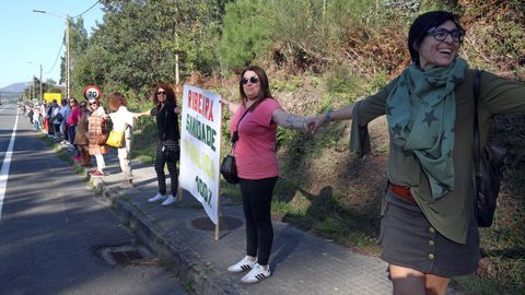 CADENA HUMANA DESDE EL HOSPITAL DEL BARBANZA AL CENTRO DE SALUD PARA PEDIR UNA SANIDAD PUBLICA DE CALIDAD