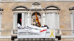 La Generalitat tapa la pancarta con otra con el mismo mensaje pero con un lazo blanco