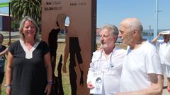 Un momento da inauguraci�n da escultura en Fene.