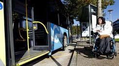 Anxela, en la parada de Fonti�as, en la que tiene que esperar muchas veces a que pasen tres autobuses para poder subir.