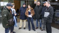 Esperanza Pieiro, en el centro, junto a otros integrantes del Foro Cidadn polo Ferrocarril frente al edificio de la Xunta, donde enviaron el escrito al Congreso.
