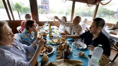 Turistas en el chiringuito de Abrela