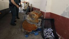 Las pilas estaban a la intemperie sobre un pal� a escasos metros del agua