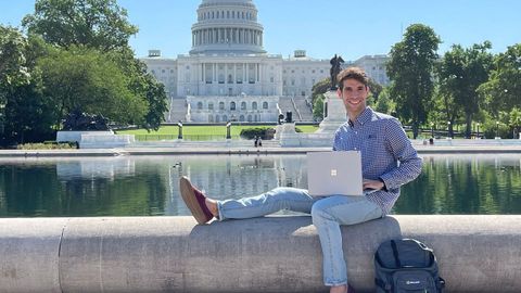 Pardavila, teletrabajando desde una fuente ubicada delante del Capitolio de Estados Unidos