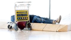 Una persona tumbada en la Terminal 4 del aeropuerto Adolfo Surez Madrid-Barajas este 24 de julio.
