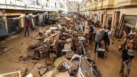 Vecinos y voluntarios limpian los estragos ocasionados por la dana